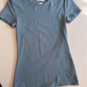 Aritzia babaton sculpt knit shirt - women’s M